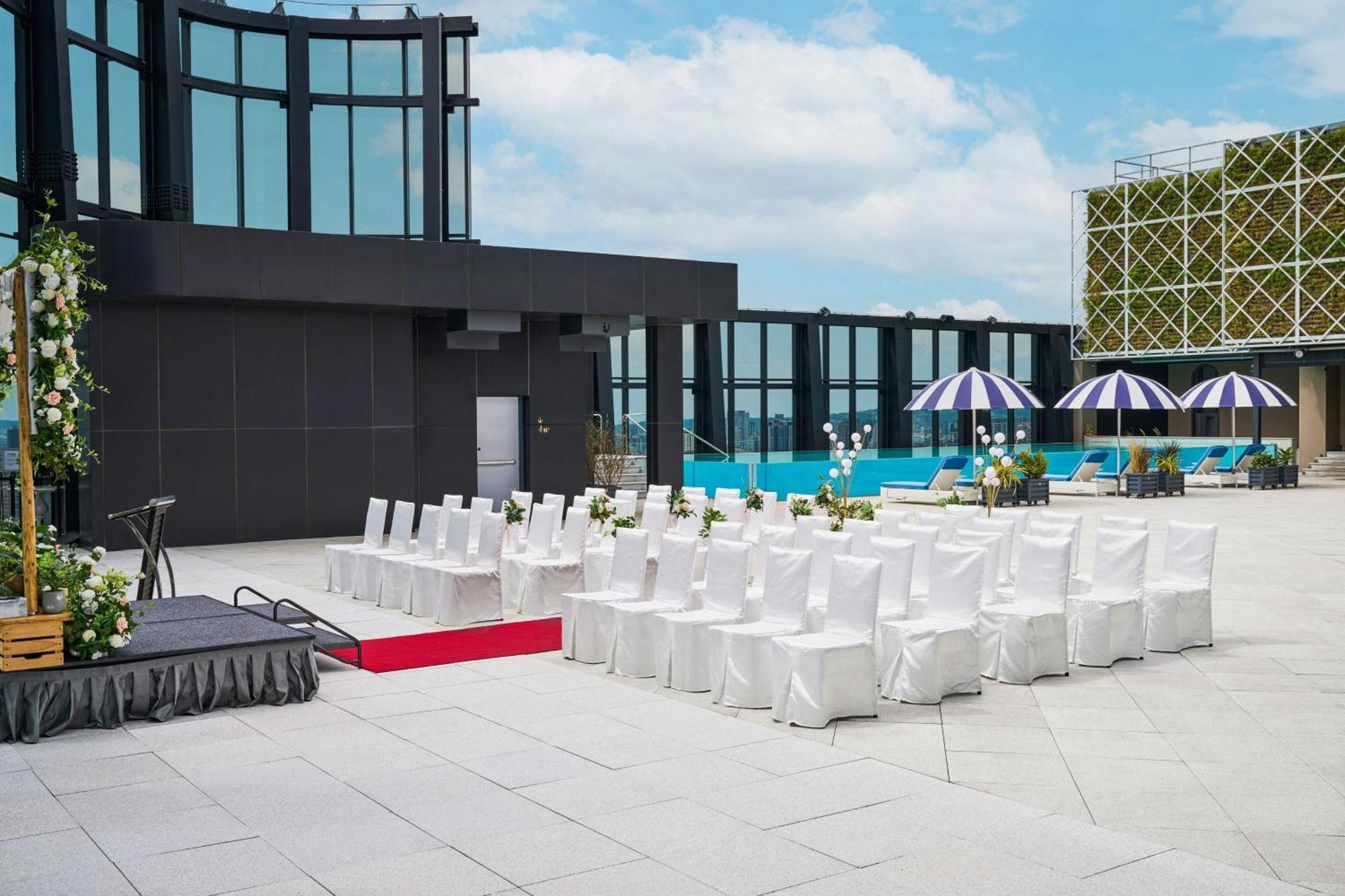 Le Meridien Taichung Dış mekan fotoğraf The rooftop pool at the hotel