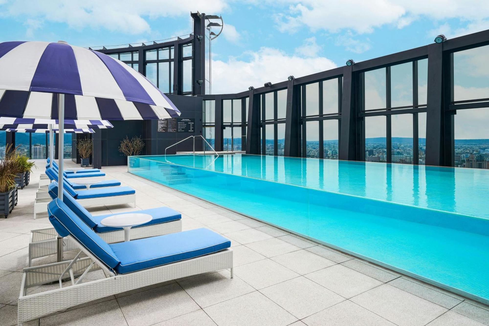 Le Meridien Taichung Dış mekan fotoğraf The rooftop pool at The Westin