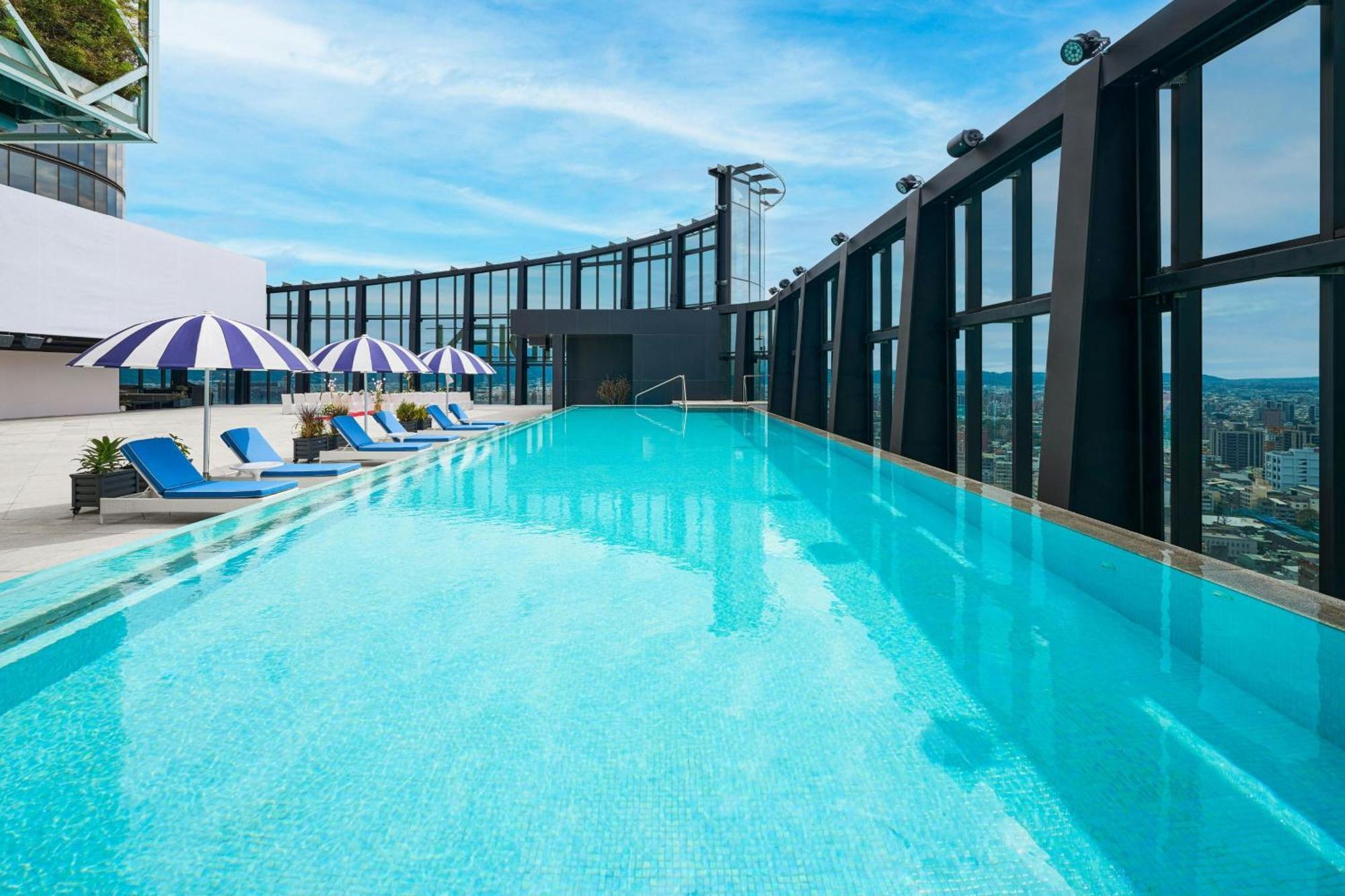 Le Meridien Taichung Dış mekan fotoğraf The rooftop pool at the hotel