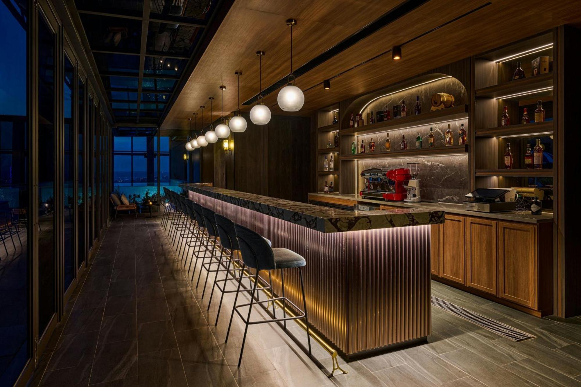 Le Meridien Taichung Dış mekan fotoğraf The bar at the 360° Sky Lounge