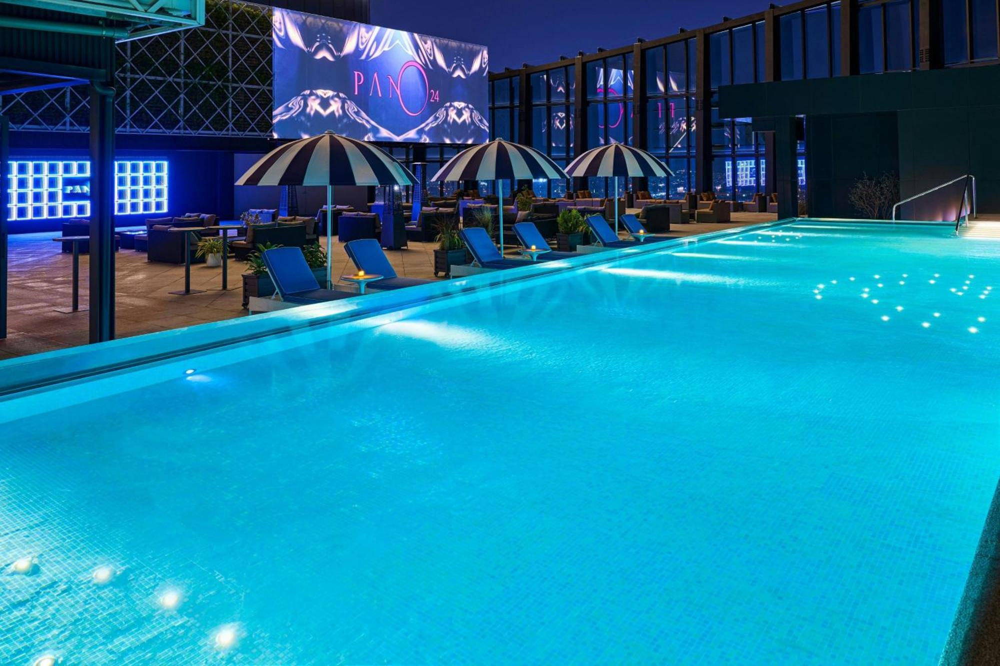 Le Meridien Taichung Dış mekan fotoğraf The rooftop pool at the hotel