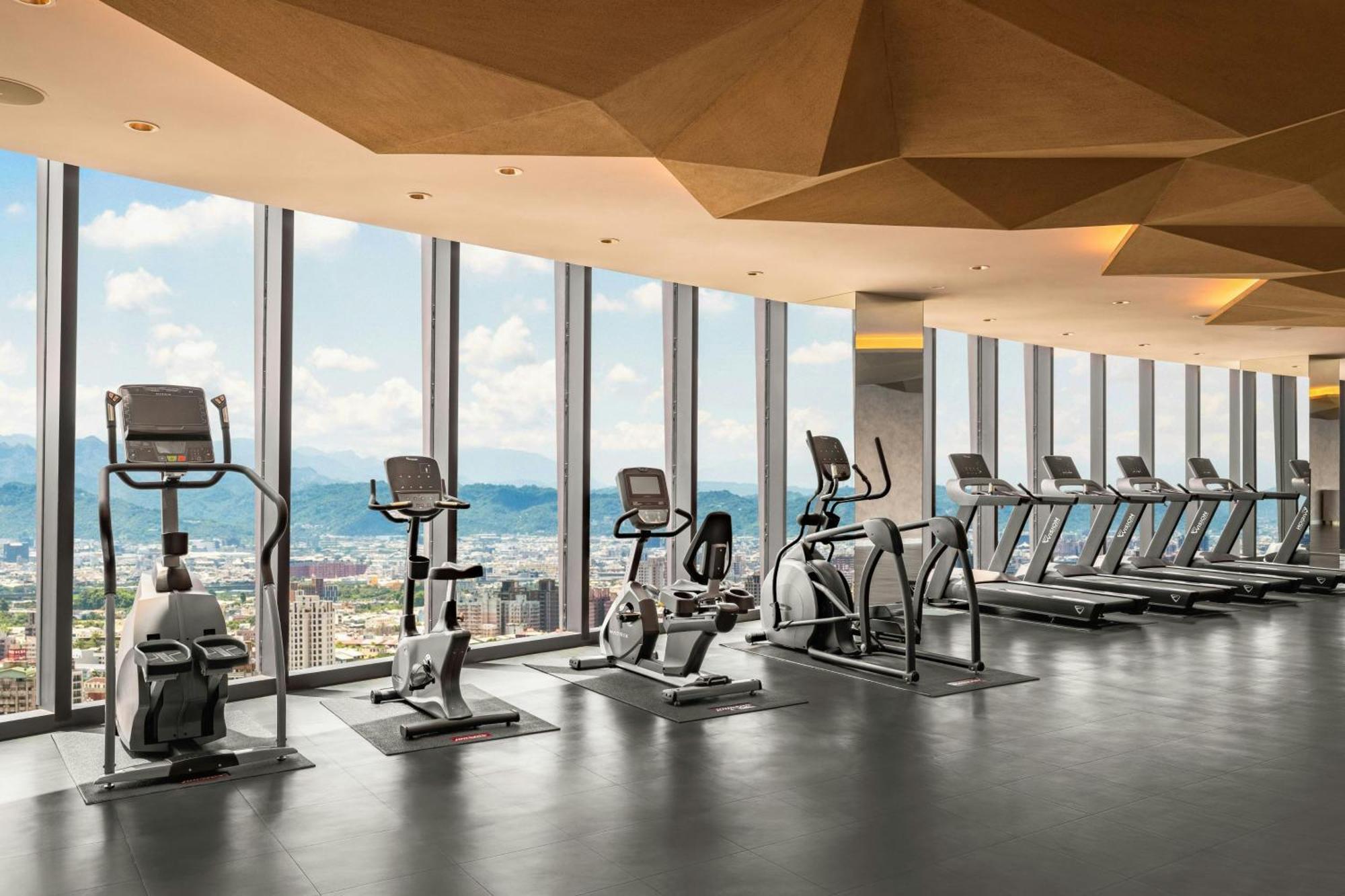 Le Meridien Taichung Dış mekan fotoğraf The gym at the 39th floor